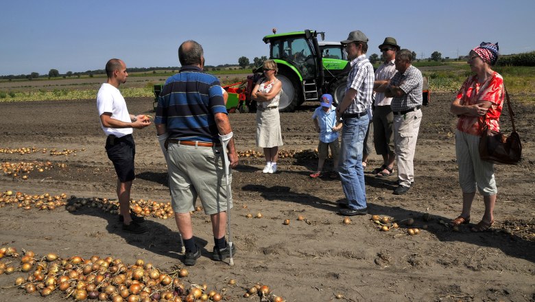 Fahrt zum Zwiebelfeld mit einem Zwiebelbauer, © Weinviertel Tourismus / Mandl Fahrt zum Zwiebelfeld mit einem Zwiebelbauer, © Weinviertel Tourismus / Mandl