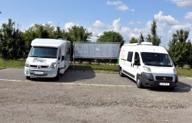 Wohnmobilstellplatz, © Stadtgemeinde Mistelbach Zwei Wohnmobile auf einem Stellplatz mit Infotafel im Hintergrund.