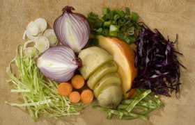 Genuss Gemüse, © Weinviertel Tourismus GmbH / Himml Verschiedene Gemüsesorten auf einem Holzbrett arrangiert.