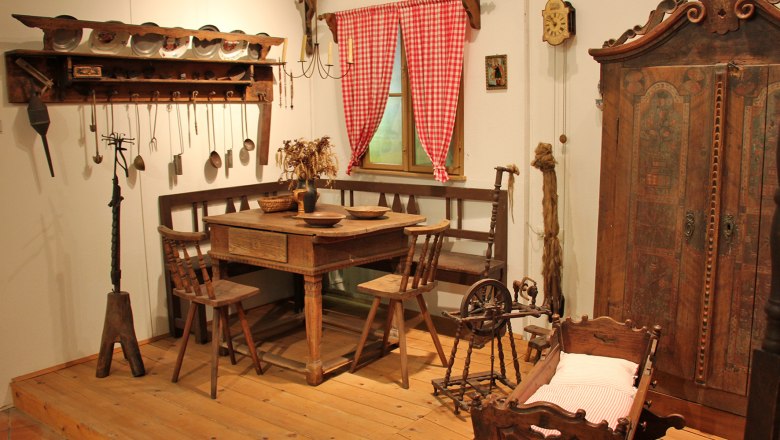 Belvedereschlössl/Bezirksmuseum Stockerau, © Stadtgemeinde Stockerau Historische Bauernstube mit Holzmöbeln, Spinnrad und Wiege.