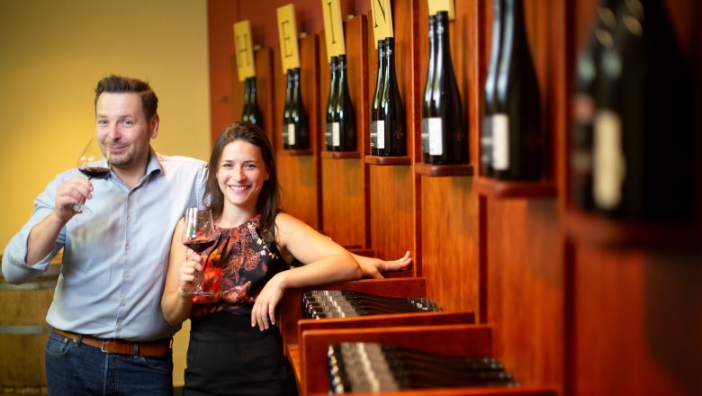 Weingut Heinisch, © Astrid Bartl Zwei Personen in einem Weinkeller mit Weingläsern in der Hand.