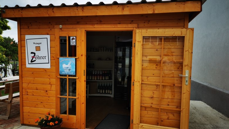 Oberstinkenbrunn bike rest, © Weinstraße Weinviertel Small wooden building with signs for the Zöhrer winery and for fresh eggs.