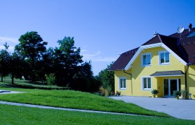 Pension Dunkl, © Pension Dunkl Gelbes Haus mit Garten und Bäumen im Hintergrund.