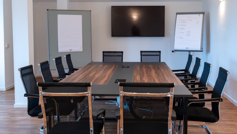 Seminarraum Hotel am Sachsengang, © Hotel am Sachsengang Seminarraaum mit Tisch und Stühlen und Bildschirm