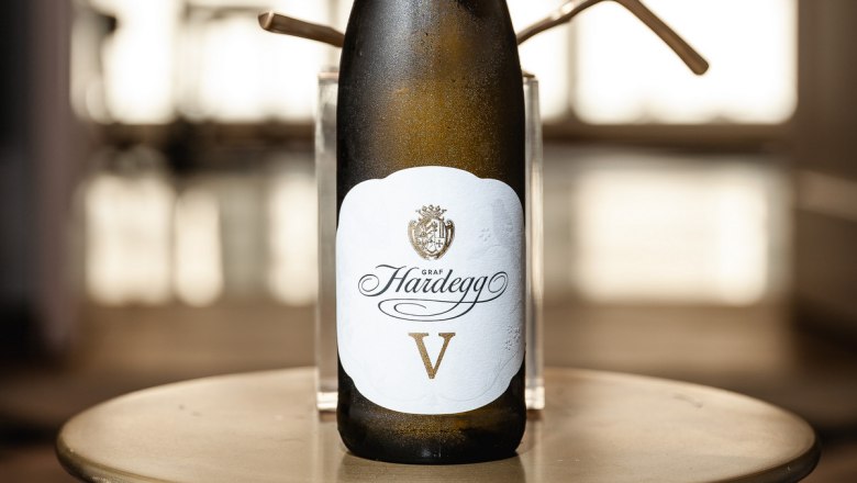 Viognier, a French grape variety, © Florian Smetana Wine bottle with label 'Graf Hardegg V' on a table.