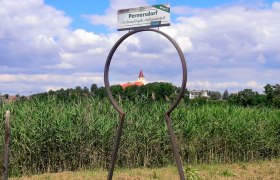 Schlüsselerlebnis Kirchenblick, © Marktgemeinde Pernersdorf Blick durch eine Schlüsselform auf eine Kirche in Pernersdorf.