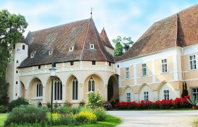 Schloss Schrattenthal, © Schloss Schrattenthal Schloss Schrattenthal mit Garten und Blumenbeeten.