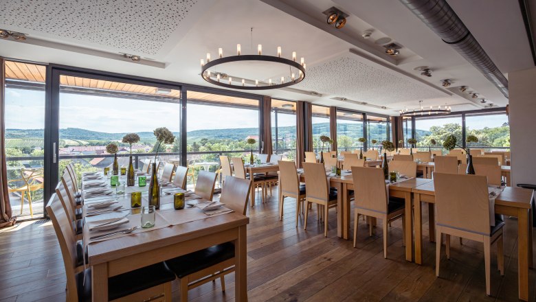 Weindomizil Hagn, © Niederösterreich Werbung / Maximilian Pawlikowsky Innenansicht eines modernen Restaurants mit großen Fenstern und Blick auf Weinberge.