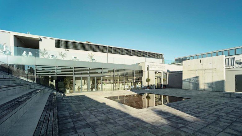 MAMUZ Museum Mistelbach, © Stadtgemeinde Mistelbach/Mag. Mark Schönmann Außenansicht des MAMUZ Museums Mistelbach mit modernem Design und Glasfassade.