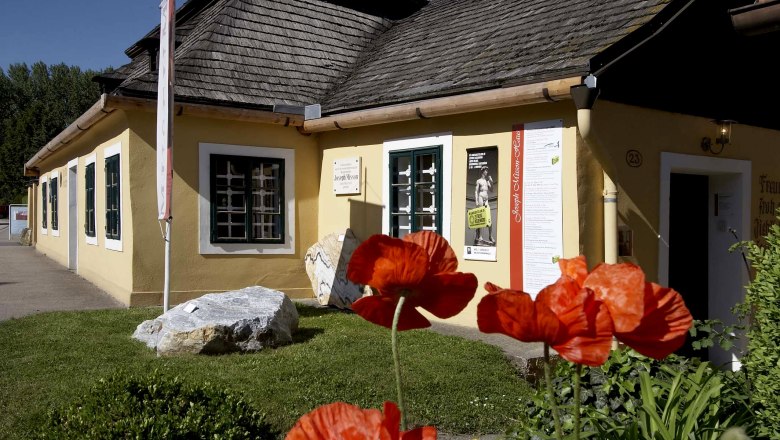 Joseph Misson House, © Marktgemeinde Hohenwarth-Mühlbach Yellow house with shingle roof and poppies in the foreground.