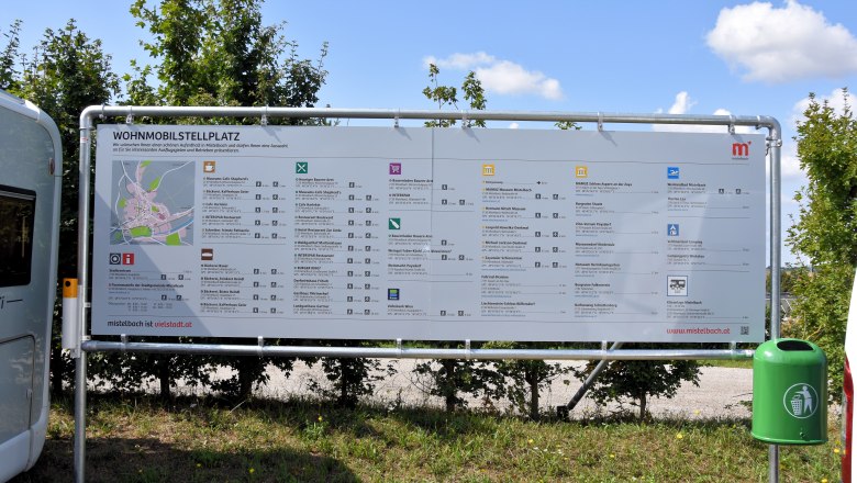 Wohnmobilstellplatz, © Stadtgemeinde Mistelbach Informationsschild auf einem Wohnmobilstellplatz mit Karte und Text in Mistelbach.