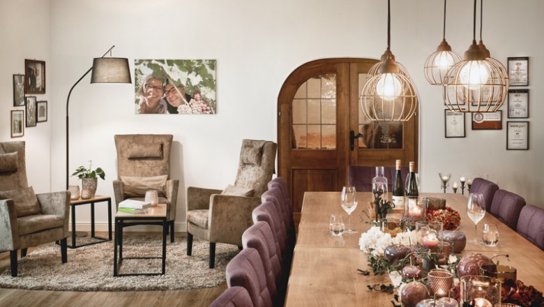 Verkostungsraum, © Martin Mathes Gemütlicher Verkostungsraum mit Tisch, Stühlen, Sesseln und Dekoration.