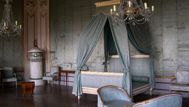 Schloss Loosdorf, © Anita Hahn Elegantes Zimmer im Schloss Loosdorf mit Himmelbett und Kronleuchtern.