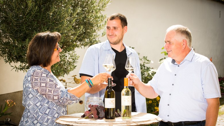 Weingut Krell, © Weingut Krell Familie Krell prostet sich mit einem Glas Wein im Innenhof zu.