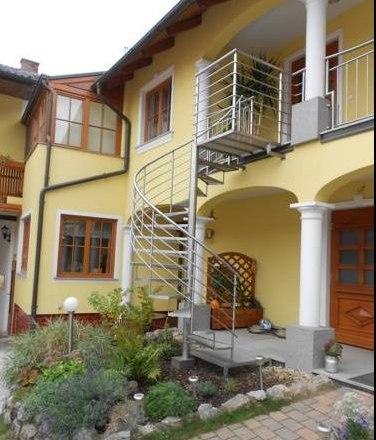 Wendeltreppe, © Fam. Schwalm Gelbes Haus mit Wendeltreppe und Garten.