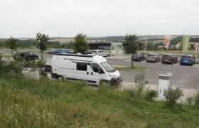 Wohnmobilstellplatz, © Arbo Walenta Wohnmobil auf einem Parkplatz mit umliegender Landschaft.