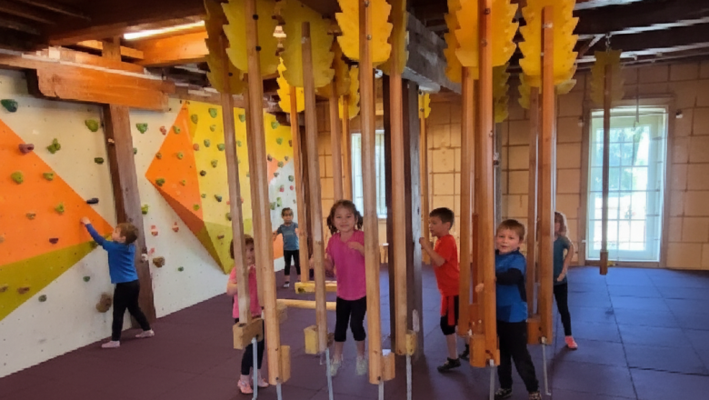 Kinderanimation, © Austria-Best-Hotels Kinder spielen in einem Indoor-Kletterraum mit Kletterwand und hängenden Elementen.