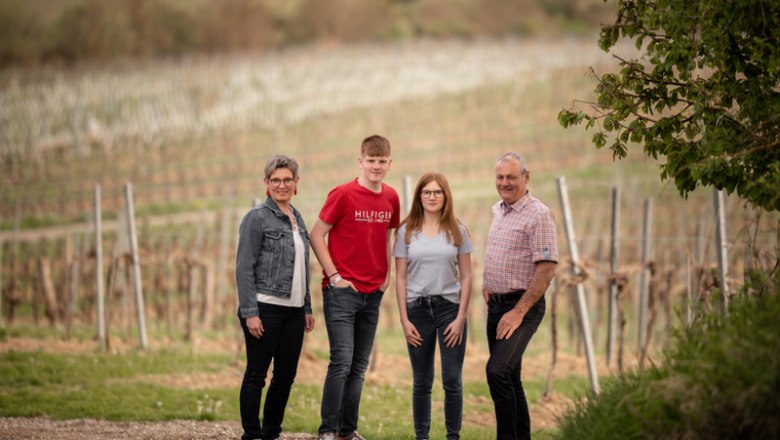 Hagenbüchl family, © Christina Wenzina Four people are standing in a vineyard.