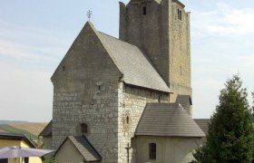 Wehrkirche, © Wolf Historische Wehrkirche mit steinernem Turm und Spitzdach.