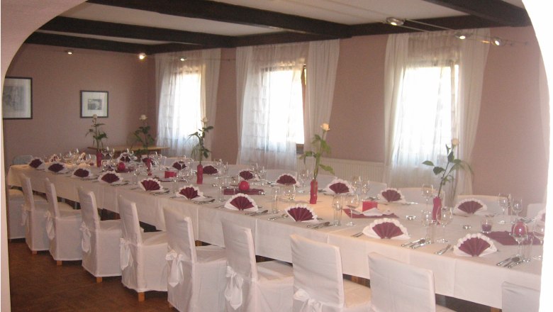 Platz für Ihre Familienfeiern, © Fam. Haselbauer Eleganter Speisesaal mit gedecktem Tisch für eine Feier.