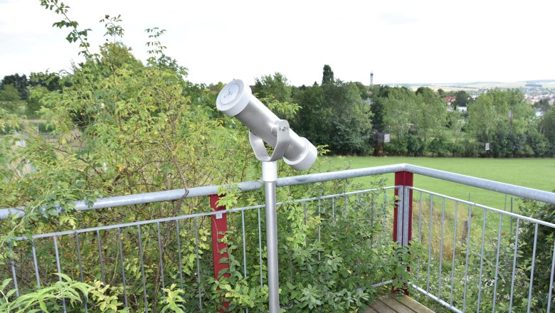 Dionysus Way, © Stadtgemeinde Mistelbach / Mark Schönmann Viewing platform with telescope and view of the green landscape.