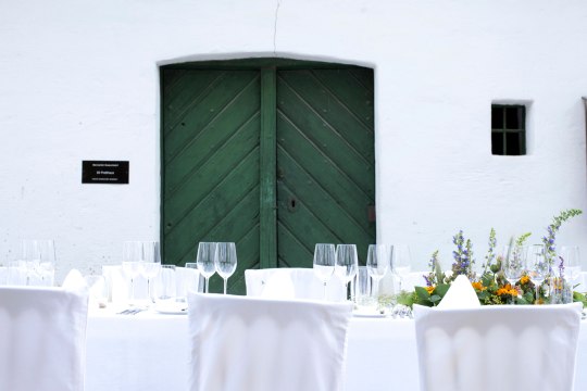 Tafeln in der Kellergasse, © Weinviertel Tourismus / Wurnig Tafeln in der Kellergasse, © Weinviertel Tourismus / Wurnig