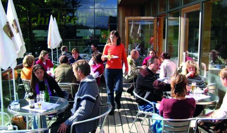 Café Restaurant Nationalpark, © Nationalpark Thayatal Menschen sitzen auf einer Terrasse eines Cafés im Nationalpark Thayatal.