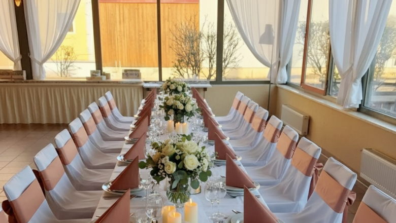 Speisesaal, © Austria-Best-Hotels Elegante Hochzeitstafel mit weißen Tischdecken, Blumenarrangements und Kerzen in einem lichtdurchfluteten Raum.
