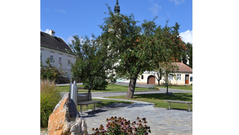 Hagenberg village square, © Gemeinde Fallbach Village square in Hagenberg with church, trees and benches.