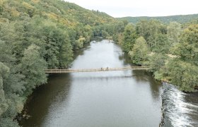 Rad fahren, Rad, radeln, Gravelbiken, Hardegg, Einsiedlerbrücke, Gravelbiketour Nationalpark Thayatal, Hängebrücke Grenze zu Podoyji CZ, © Niederösterreich Werbung/Josef Wittibschlager Herunterladen Die sanften Hügel und das glitzernde Wasser des Flusses schaffen eine malerische Kulisse für abenteuerliche Gravelbiketouren. Die Einsiedlerbrücke verbindet die Ufer und lädt Radfahrer ein, die Schönheit der Natur im Nationalpark Thayatal zu erkunden. Hier wird jeder Tritt in die Pedale zu einem unvergesslichen Erlebnis.