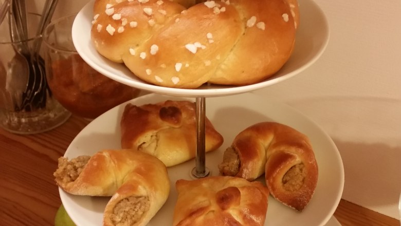 Frühstück, © Familie Fleischmann Ein dreistöckiger Servierständer mit Gebäck und Obst.