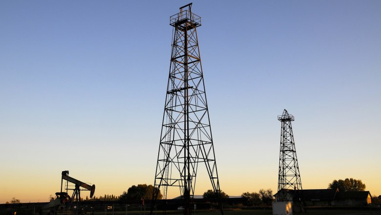 Bohrturm, © Weinviertel Tourismus / Mandl Zwei Bohrtürme und eine Ölpumpe bei Sonnenuntergang.