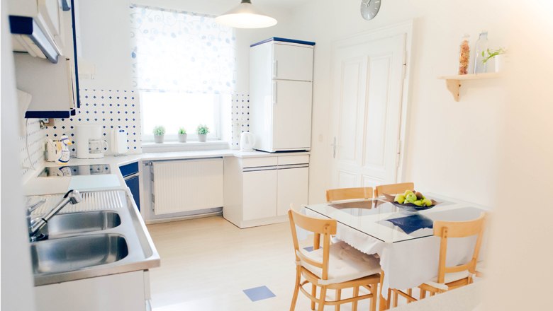 Appartment & Gästezimmer "Vino Verde", © Fam. Willmann Helle Küche mit Esstisch, Stühlen und modernen Geräten.