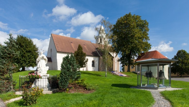 Wehrkirche St. Stephan, © Gemeinde Großkrut Wehrkirche St. Stephan mit Statue und Glockenhäuschen im Vordergrund.