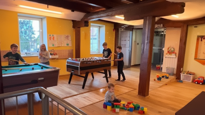 Kinderanimation, © Austria-Best-Hotels Kinder spielen in einem Spielzimmer mit Billardtisch, Tischfußball und Bauklötzen.