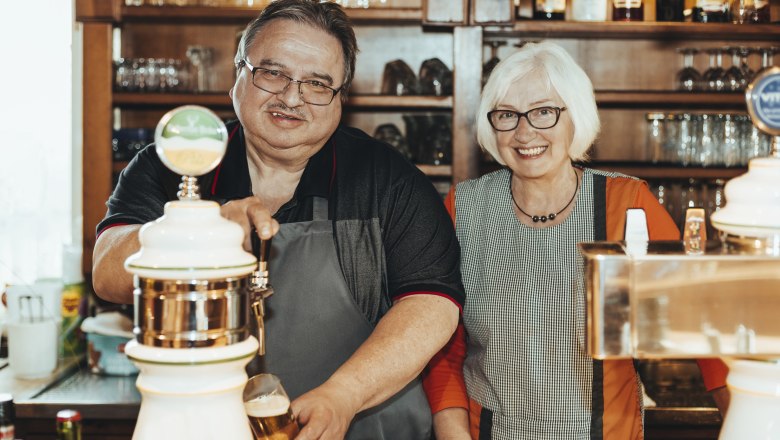Franziska Hieblinger und Rudolf Achter, © Niederösterreich Werbung/David Schreiber Zwei Personen hinter einer Bar, eine Person zapft Bier.