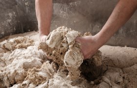 Echte Handarbeit, © Geier.die Bäckerei Hände kneten Teig in einer großen Schüssel.