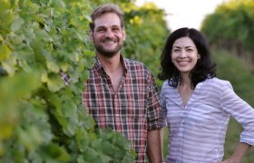 Weingut Schwarzböck, © Steve Haider Zwei Personen stehen lächelnd in einem Weinberg.