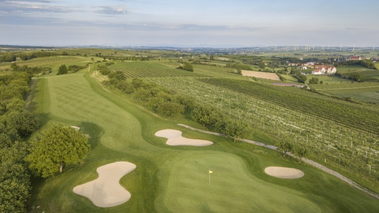 Golfclub Poysdorf, © Golfclub Poysdorf Luftaufnahme eines Golfplatzes mit Sandbunkern und umliegenden Weinbergen.