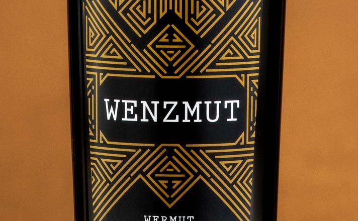 Wenzmut, © Mediadesign Podolsky Flasche Wermut vom Weingut Wenzl mit geometrischem Etikett.