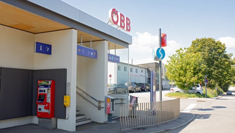Bahnhof Spillern, © Leader-Region Weinviertel / Lahofer Eingang des Bahnhofs Spillern mit ÖBB-Logo und Ticketautomat.