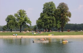 Aubad Hohenau, © Marktgemeinde Hohenau/March Menschen entspannen am Aubad Hohenau.