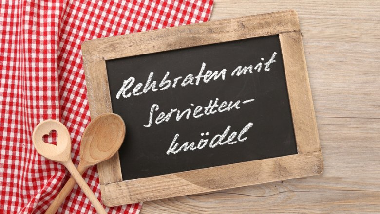 Rehbraten mit Serviettenknödel, © MK-Photo - Fotolia Rehbraten mit Serviettenknödel, © MK-Photo - Fotolia