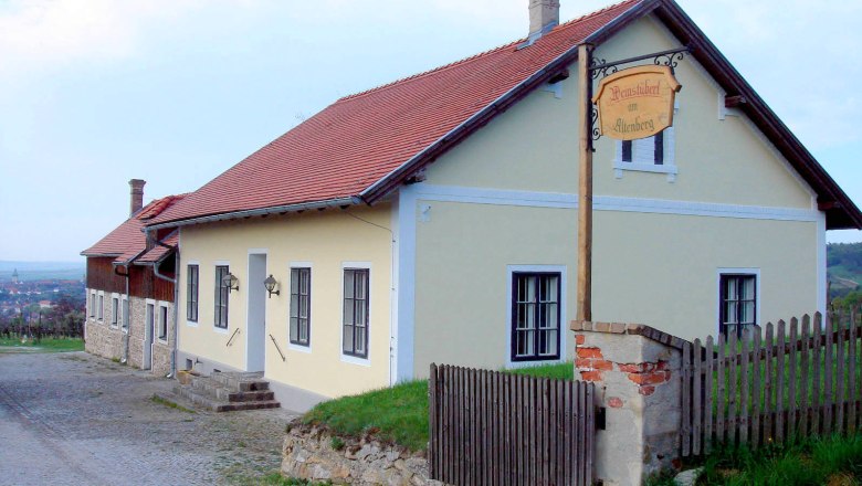Romantic winegrower's house on the Altenberg, © Müllner Bau Winegrower's house with yellow façade and red roof in a rural setting.