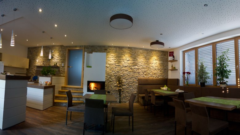 Verkostungsraum, © Weingut Wagner Moderner Verkostungsraum mit Theke, Tischen und Kamin.