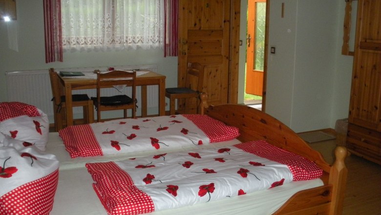 Gästezimmer, © Fam. Völker Gemütliches Gästezimmer mit Holzmöbeln, Doppelbett und Schreibtisch.