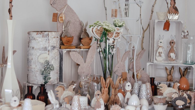 Beerenhof Prenner, © Trixi Rollin Dekorative Osterhasen und Frühlingsdekoration auf einem Tisch arrangiert.