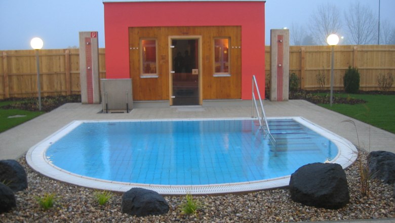 Finnische Sauna, Erholungszentrum Stockerau, © Stadtgemeinde Stockerau Außenansicht einer Sauna mit kleinem Pool und Garten.
