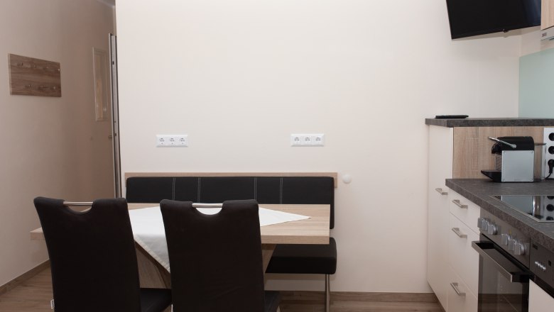 Essplatz für 4 Personen, © Familie Schwalm Essbereich mit Tisch, Stühlen und Küchenzeile.