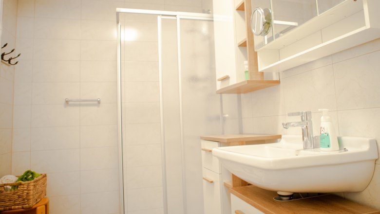 Badezimmer, © Michael Sokolar Modernes Badezimmer mit Dusche, Waschbecken und Spiegel.